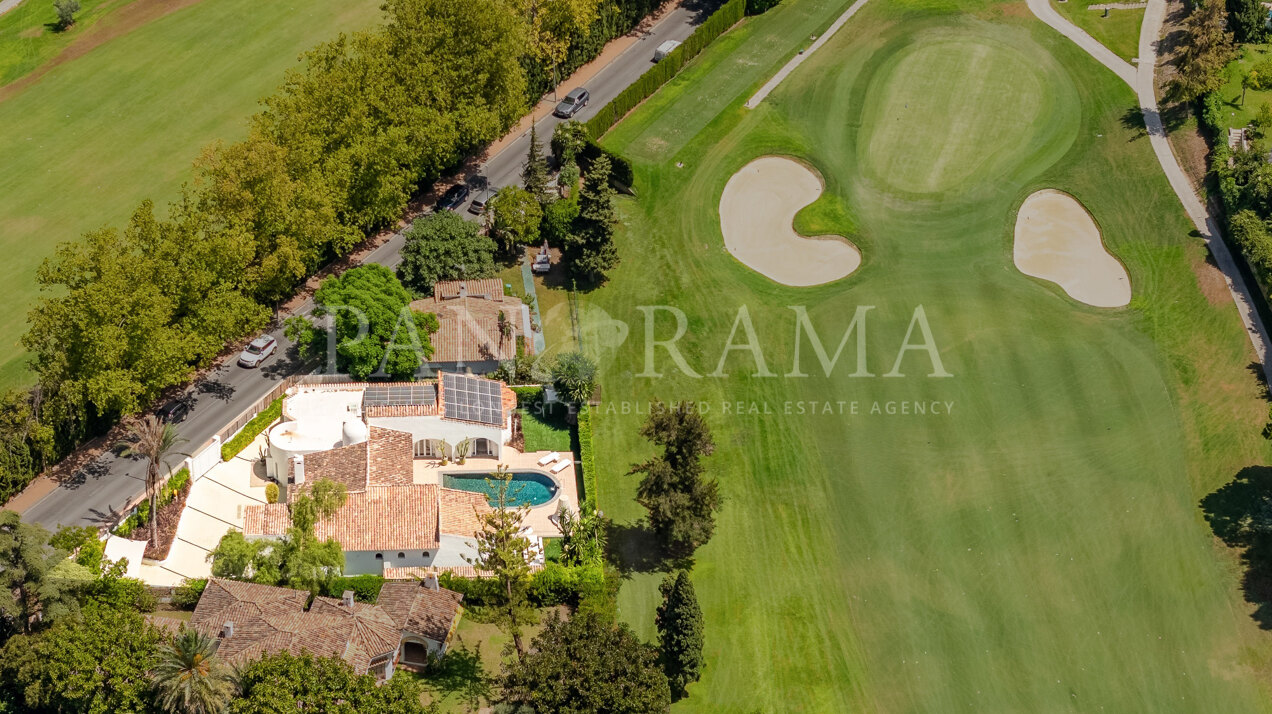 Elegante villa de estilo ibicenco en primera línea de golf en la parte baja de Guadalmina Alta