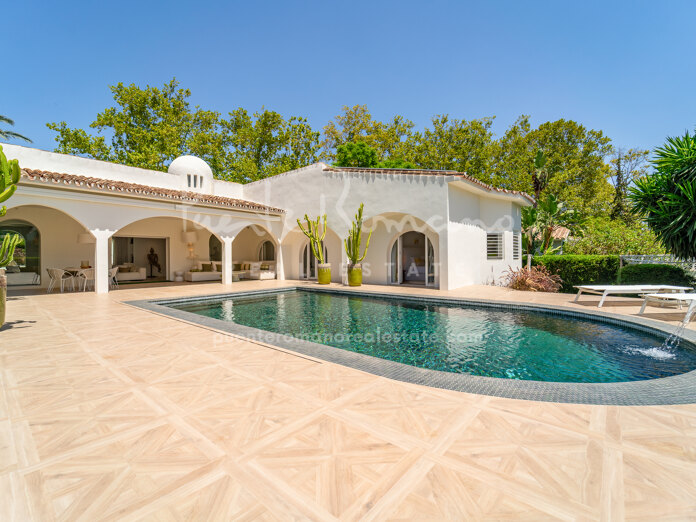 Elegante villa de estilo ibicenco en primera línea de golf en la parte baja de Guadalmina Alta