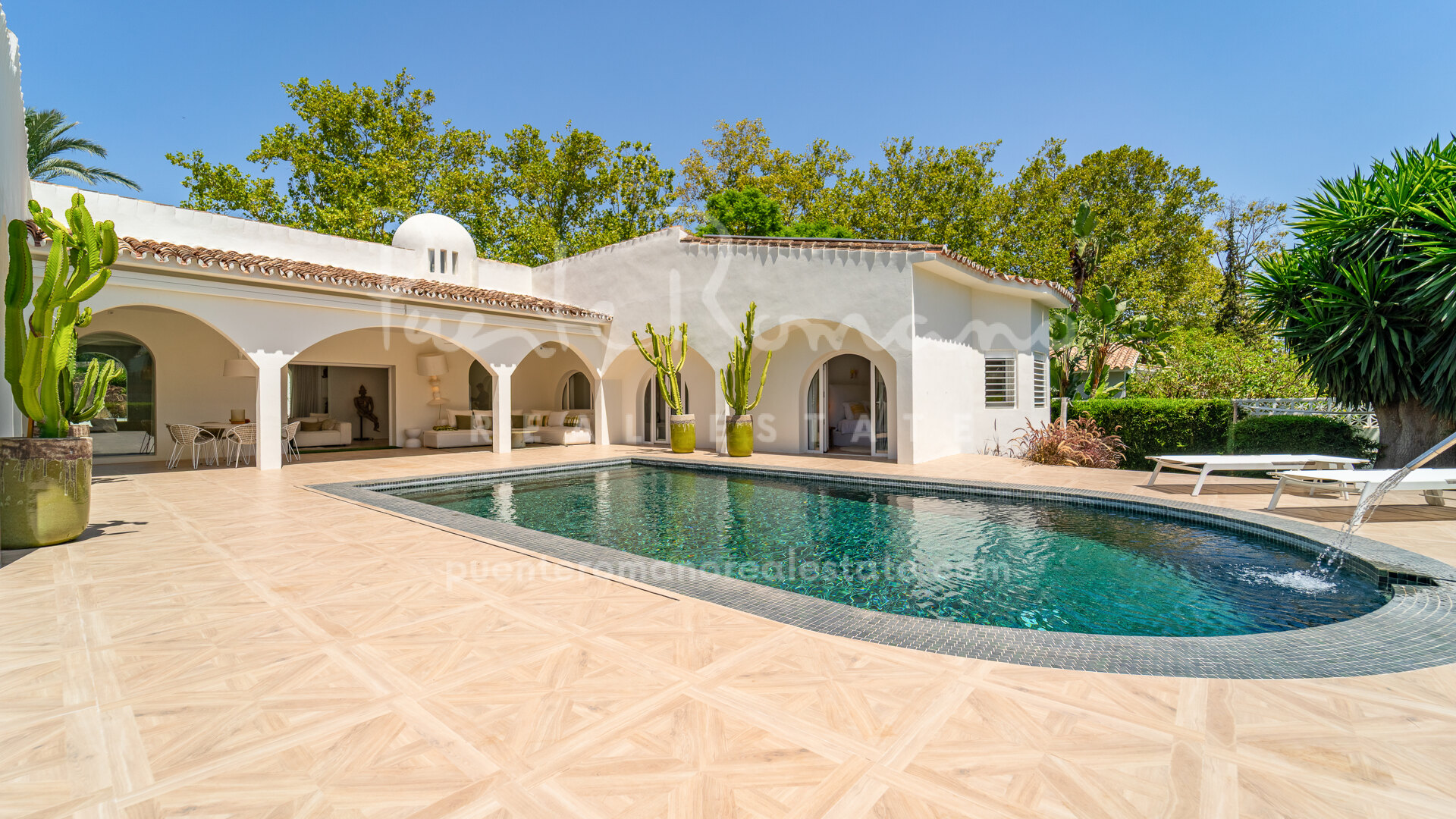 Elegante villa de estilo ibicenco en primera línea de golf en la parte baja de Guadalmina Alta
