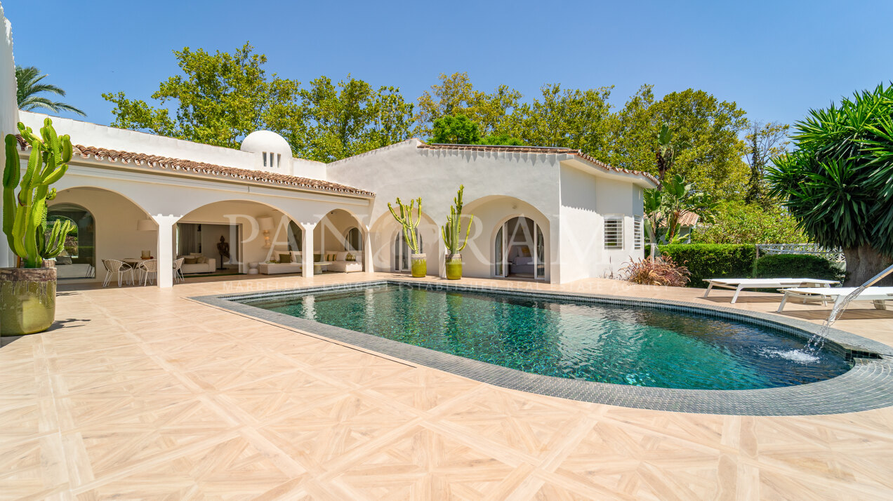 Elegante Ibiza-stijl villa aan de golfbaan in het lagere deel van Guadalmina Alta