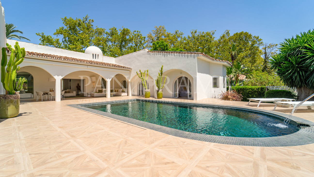 Elegant Ibiza-style villa on the frontline golf in the lower part of Guadalmina Alta