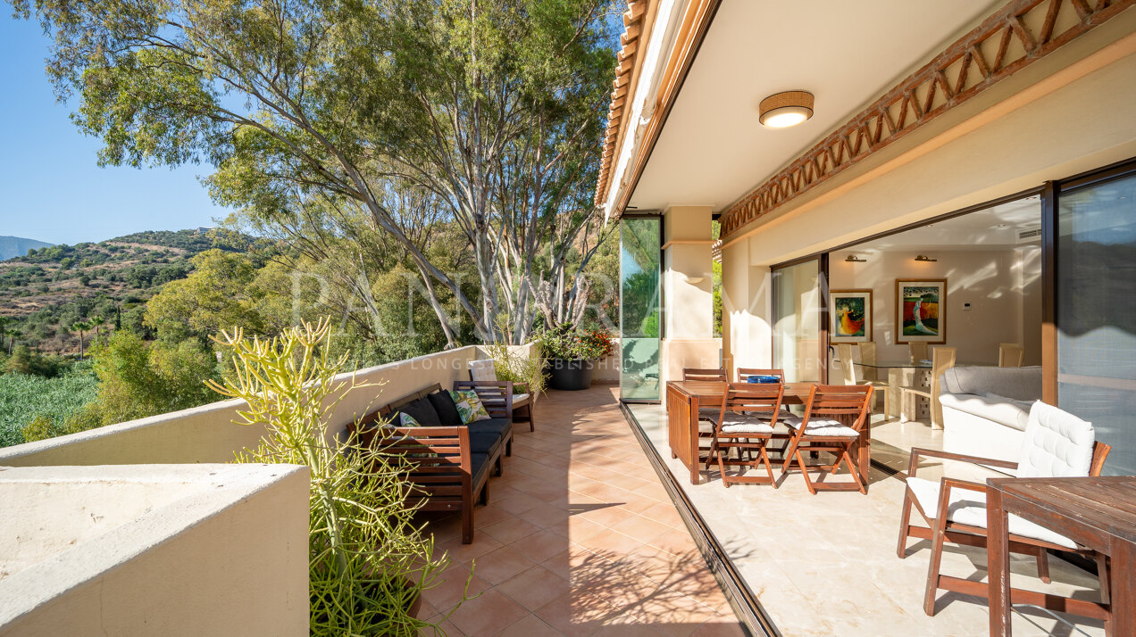 Indrukwekkend penthouse in Rio Real Golf met uitzicht op de bergen