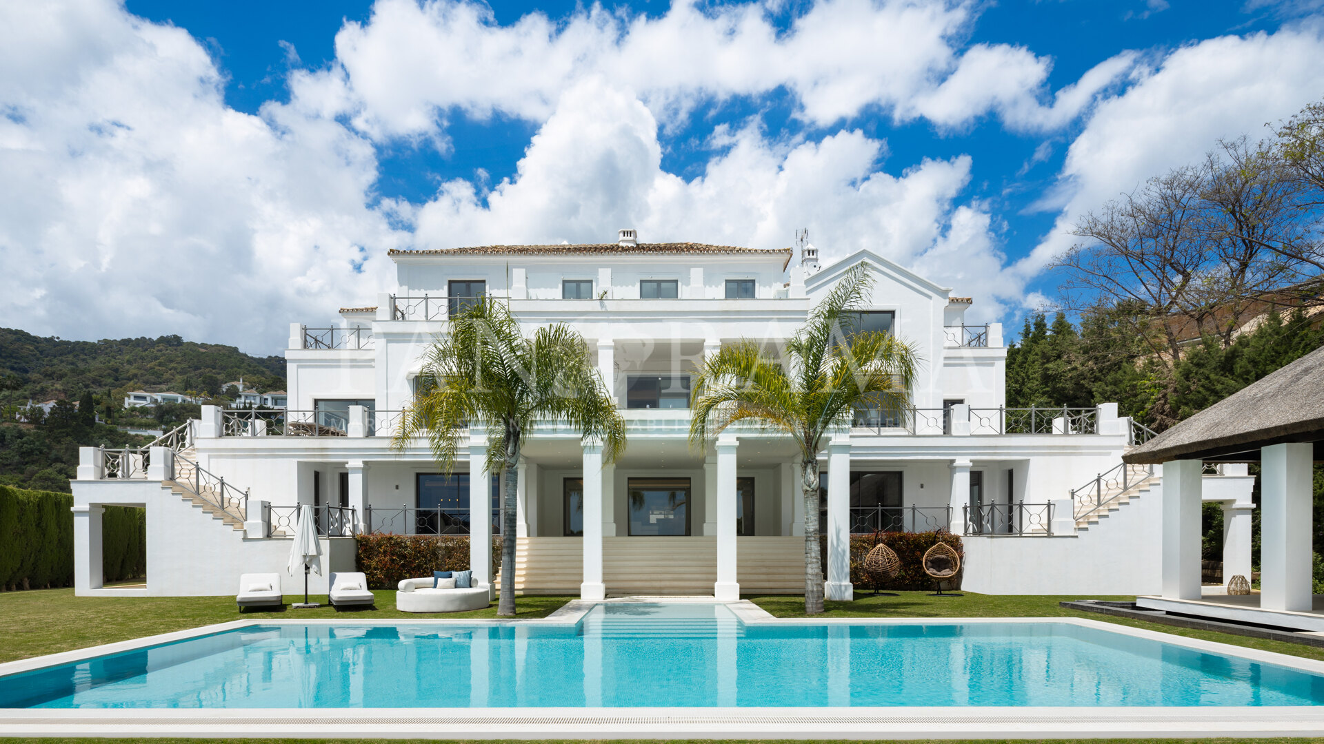 Elegant villa with stunning sea and mountain views in El Madroñal