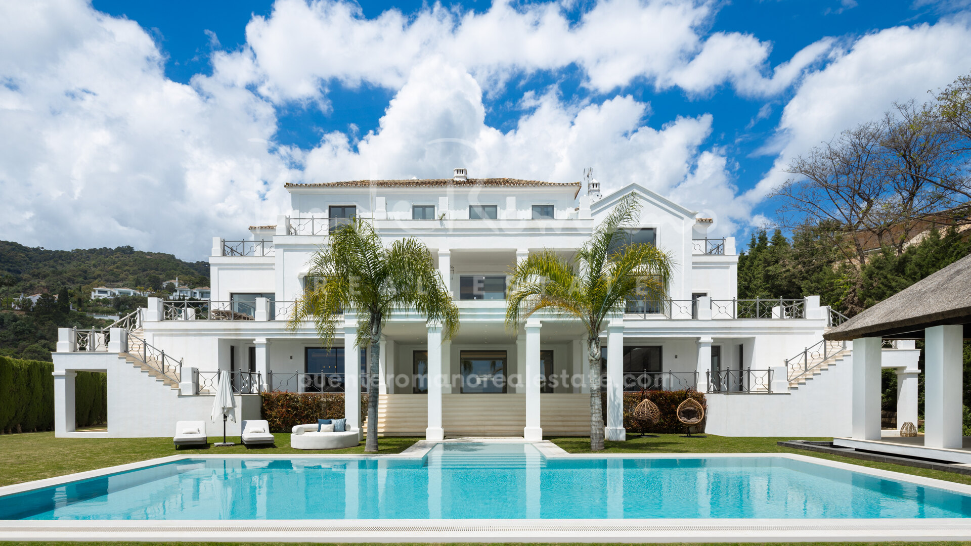Elegante villa con impresionantes vistas al mar y la montaña en El Madroñal