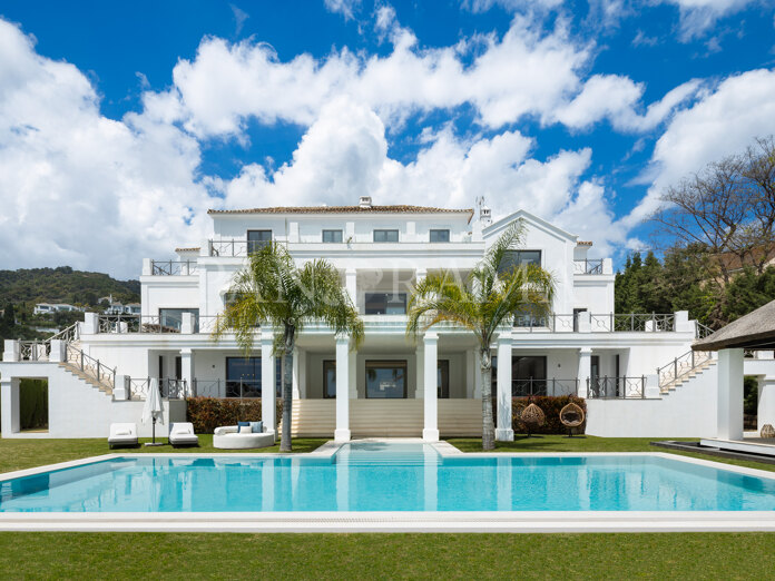 Elegant villa with stunning sea and mountain views in El Madroñal