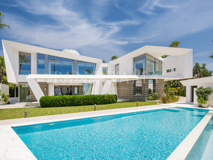 Villa Sapphire – Außergewöhnliche, zeitgenössische Villa direkt am Meer in Los Monteros, Marbella