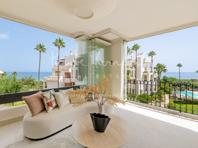 Apartamento contemporáneo en primera línea de mar en Bahía del Velerín, Estepona