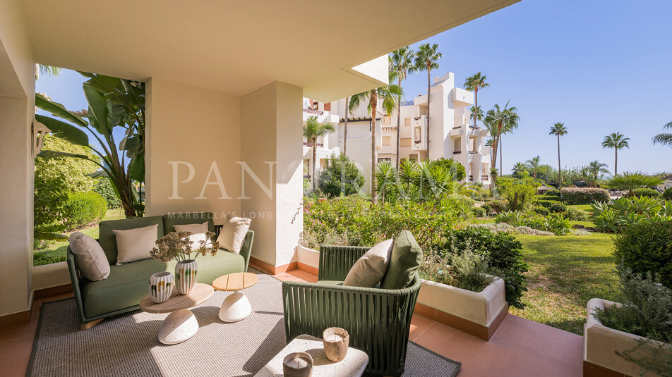 Apartamento en planta baja con vistas al mar y al jardín en Bahía del Velerin, Estepona