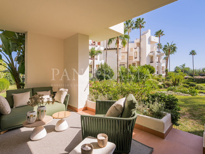 Apartamento en planta baja con vistas al mar y al jardín en Bahía del Velerin, Estepona