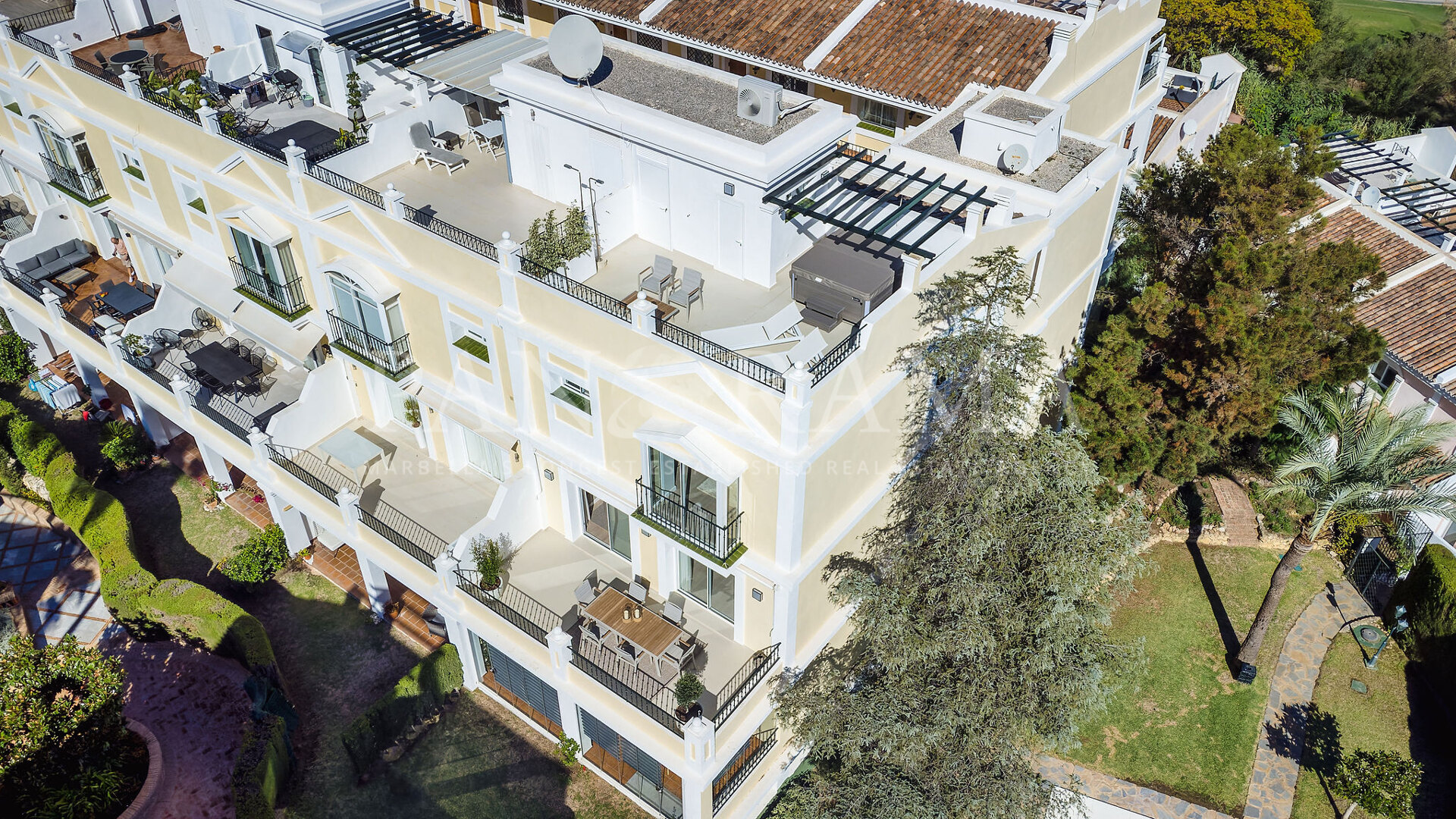 Stunning duplex penthouse in central location in Nueva Andalucía