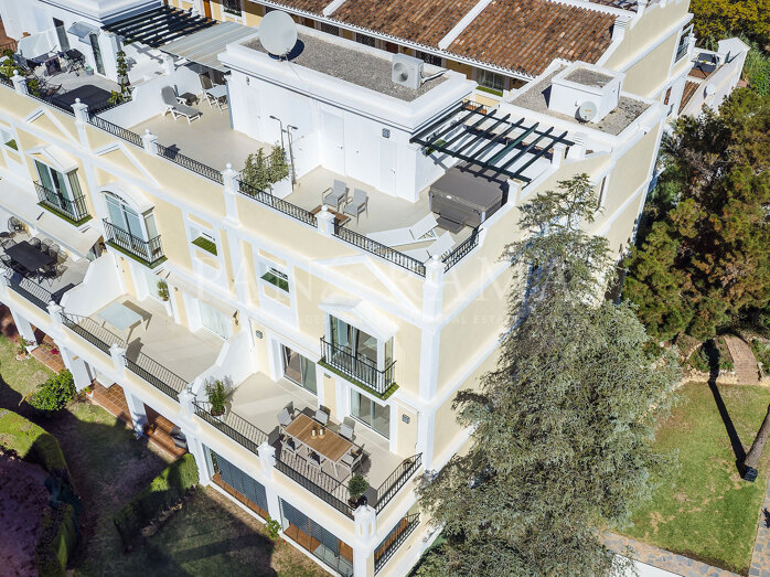 Stunning duplex penthouse in central location in Nueva Andalucía