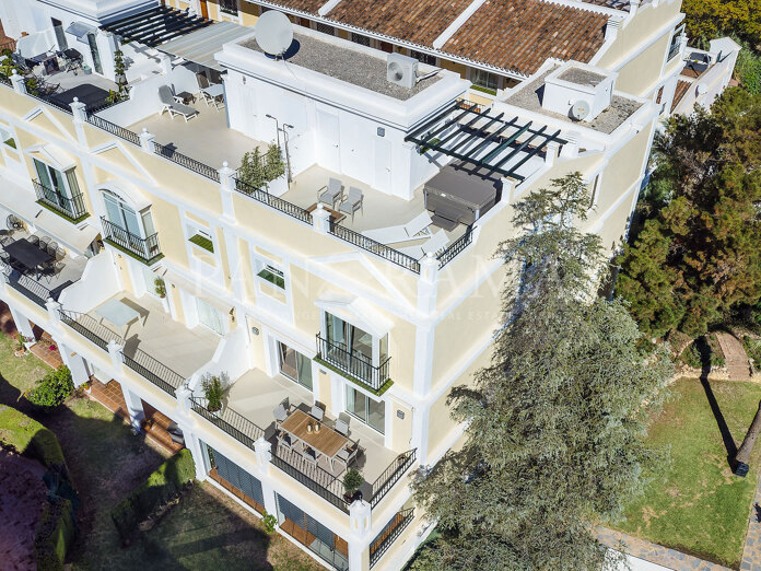 Stunning duplex penthouse in central location in Nueva Andalucía