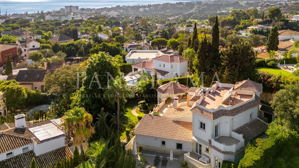 Classic villa in the residential community of El Rosario only a few minutes from the beach