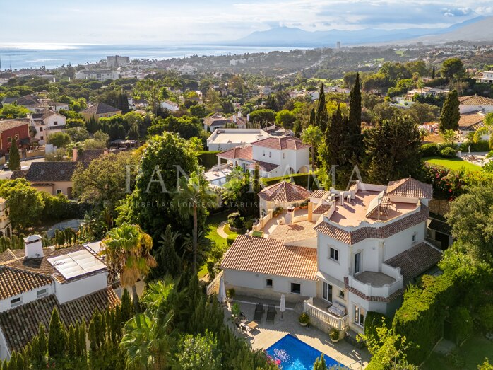 Classic villa in the residential community of El Rosario only a few minutes from the beach