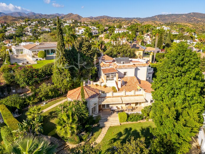 Classic villa in the residential community of El Rosario only a few minutes from the beach