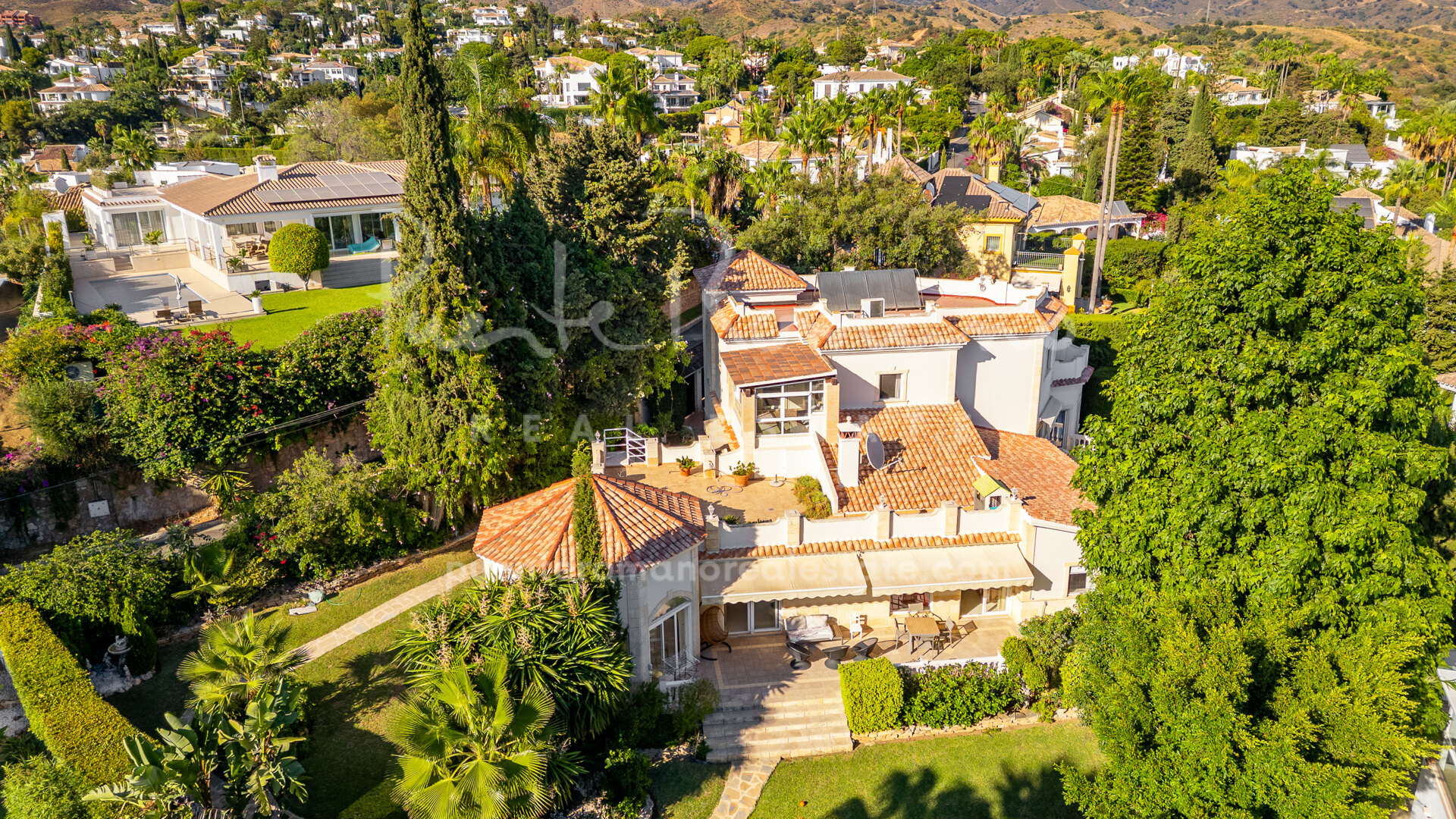 Classic villa in the residential community of El Rosario only a few minutes from the beach