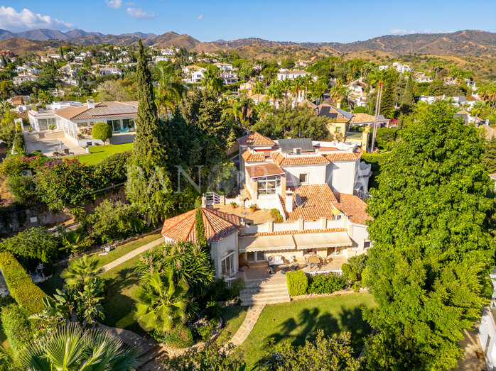 Classic villa in the residential community of El Rosario only a few minutes from the beach