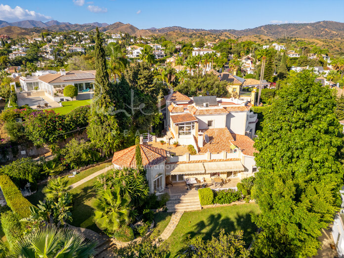 Classic villa in the residential community of El Rosario only a few minutes from the beach