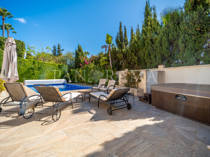 Mediterranean villa with sea views in El Rosario only a few minutes from the beach