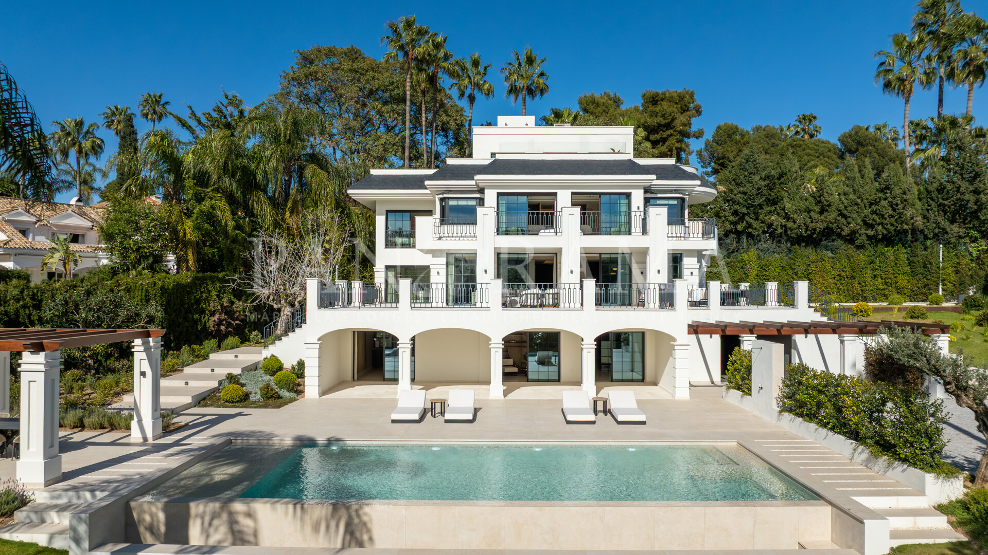 Villa Monte Blanco een buitengewoon pand in het hart van de prestigieuze Golf Valley van Nueva Andalucía