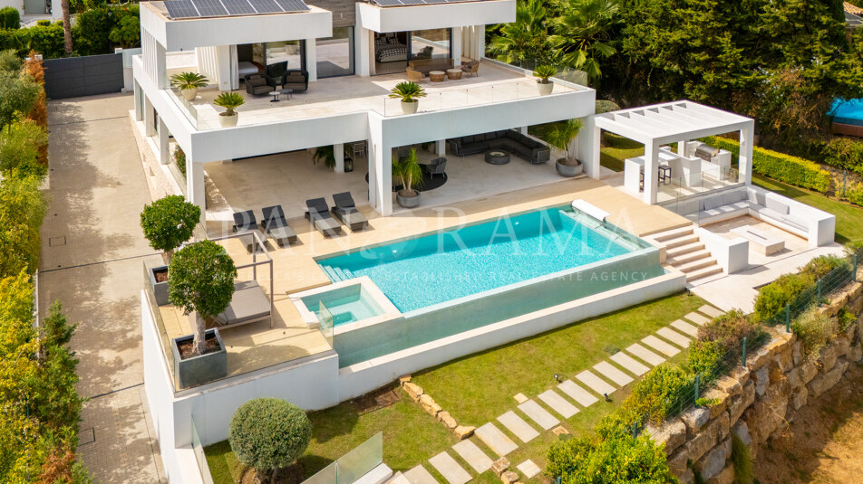 Frontline golf contemporary villa in Nueva Andalucía