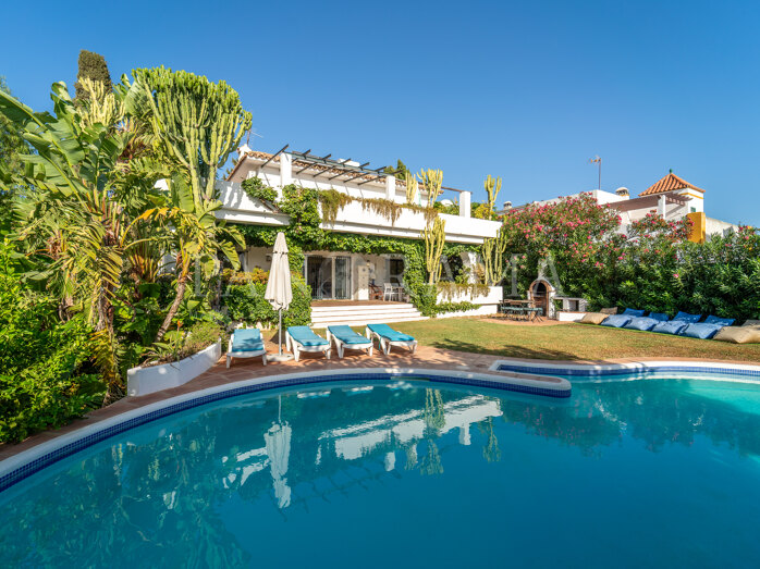 Villa andalouse authentique avec vues imprenables sur la mer et la montagne à Marbella