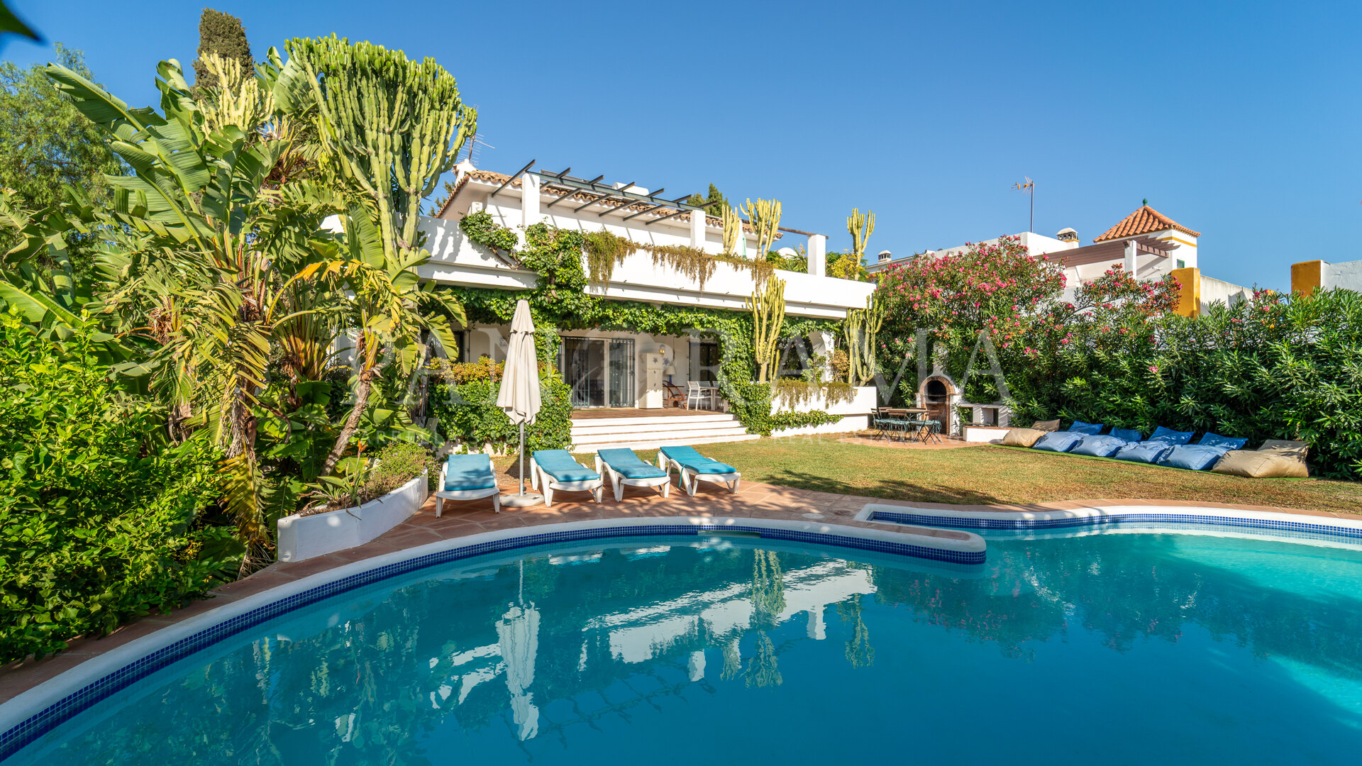 Villa andalouse authentique avec vues imprenables sur la mer et la montagne à Marbella