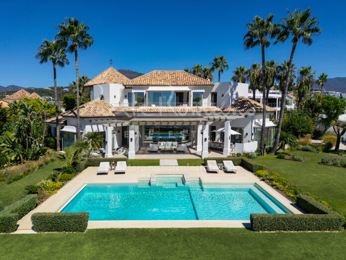 Villa with stunning views of both the sea and the mountains in Monte Halcones