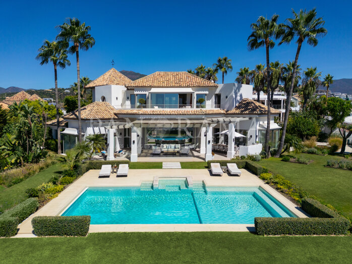Villa with stunning views of both the sea and the mountains in Monte Halcones