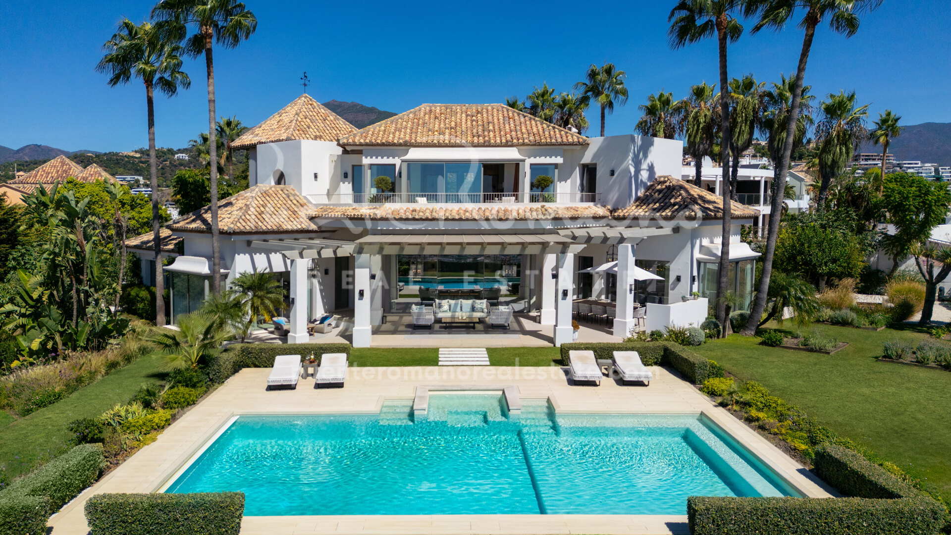 Villa with stunning views of both the sea and the mountains in Monte Halcones