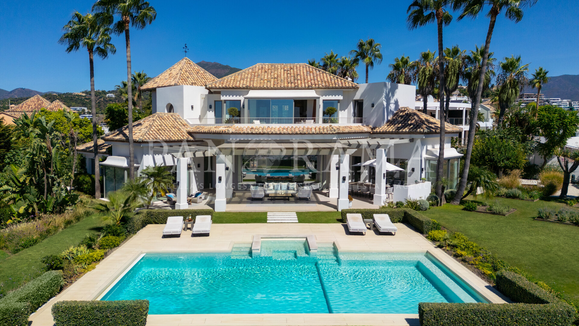 Villa with stunning views of both the sea and the mountains in Monte Halcones