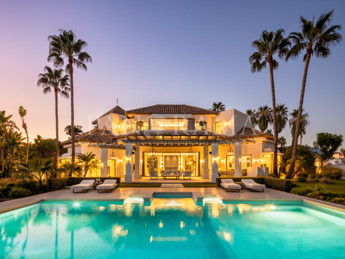 Villa with stunning views of both the sea and the mountains in Monte Halcones