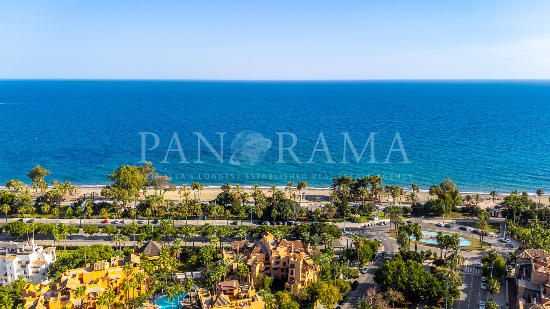 Apartment in the prestigious community of Bahía de Alcántara, steps from San Pedro beach
