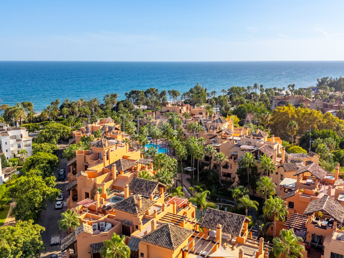 Apartment in prestigious Bahia Alcantara, steps from San Pedro beach