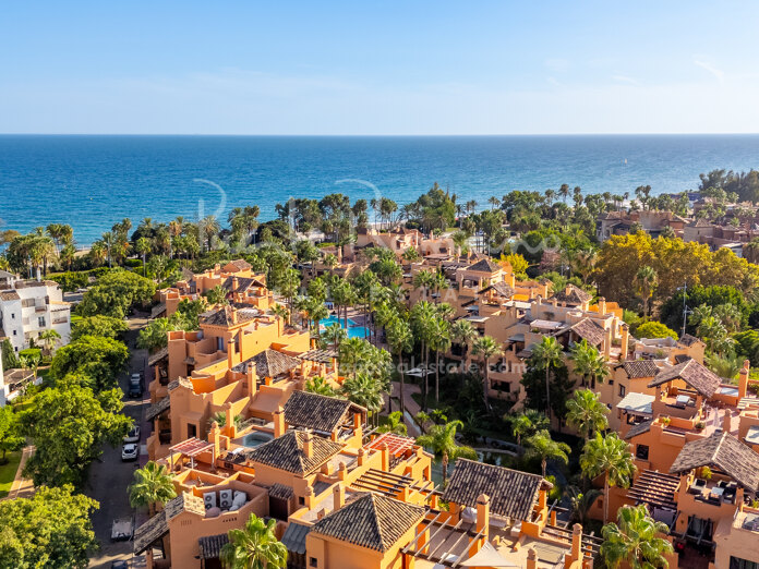 Apartment in prestigious Bahia Alcantara, steps from San Pedro beach