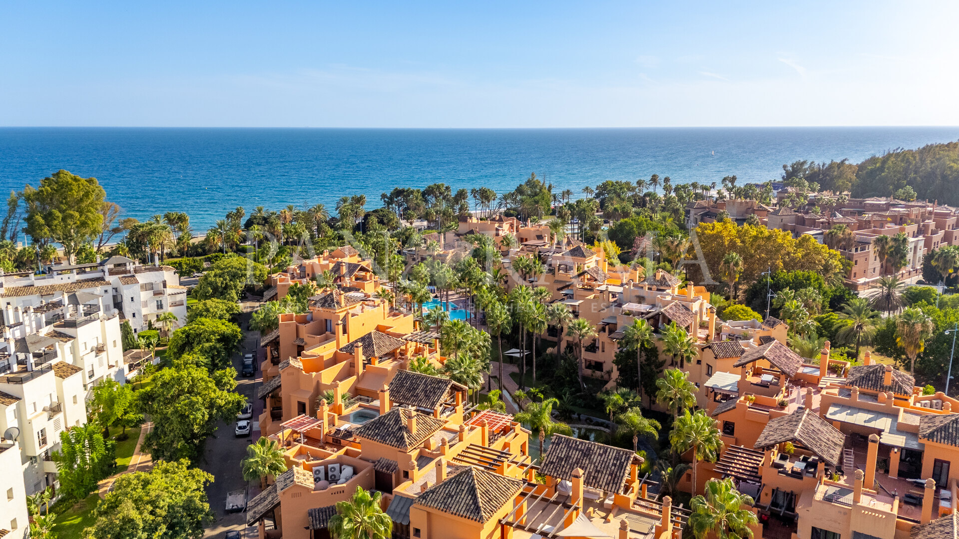 Apartment in prestigious Bahia Alcantara, steps from San Pedro beach