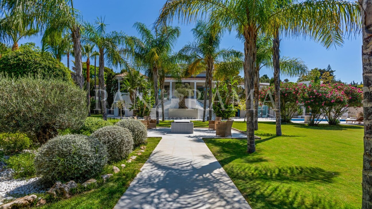 Luxury beachside villa with cutting-edge design and timeless elegance in Guadalmina Baja