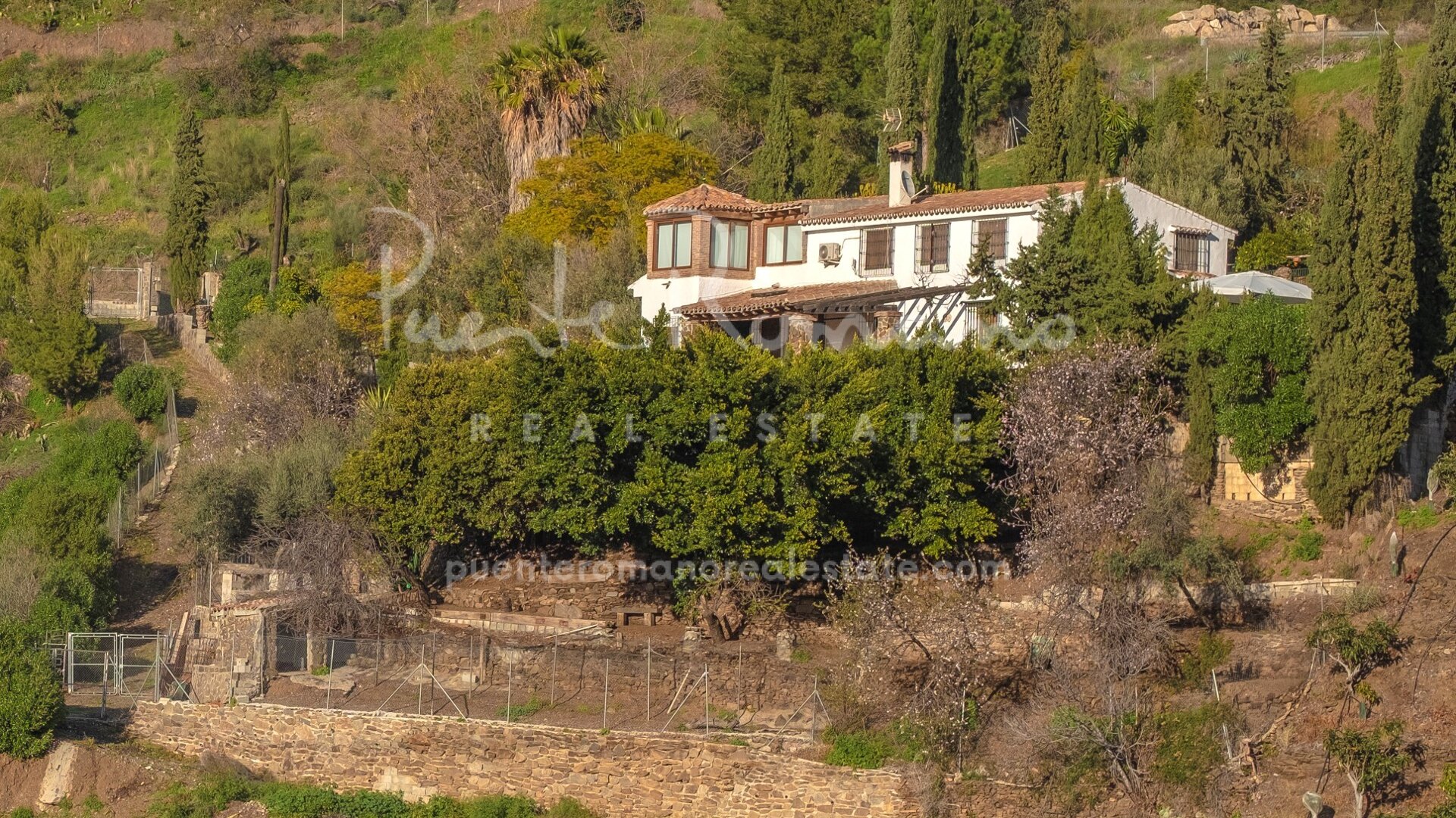 Lovely country estate with rustic charm in Sayalonga