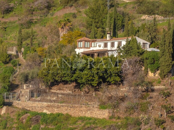 Lovely country estate with rustic charm in Sayalonga