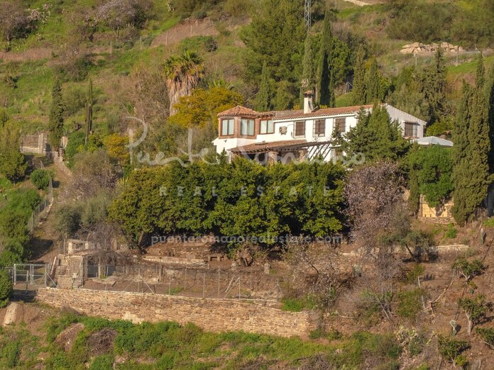 Lovely country estate with rustic charm in Sayalonga