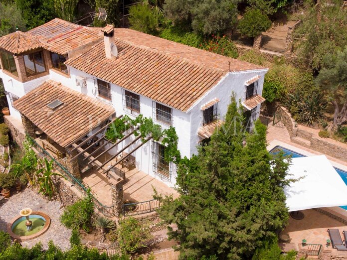 Lovely country estate with rustic charm in Sayalonga