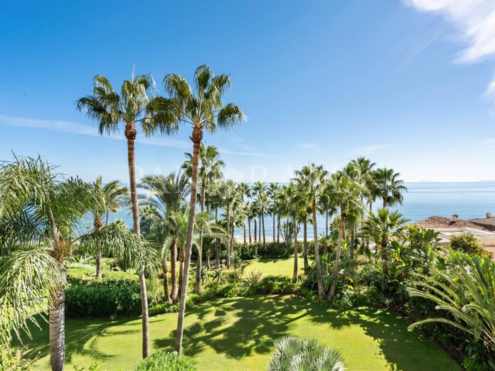 Exclusivo apartamento en primera línea de playa en Las Dunas Park, Estepona