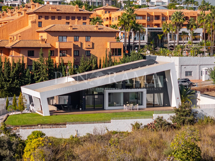 Contemporary villa with an exclusive design in Bel Air