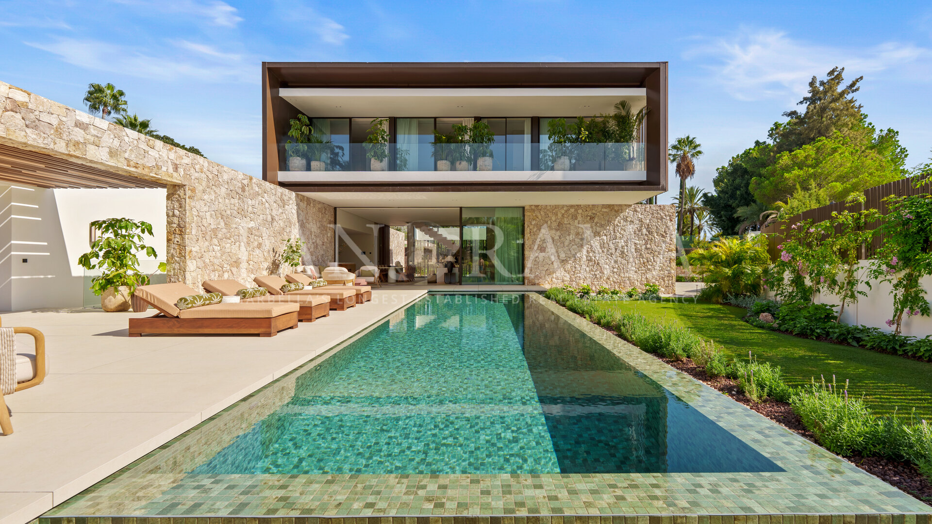 Hedendaagse villa met naadloos binnen-buiten ontwerp, natuurlijke materialen en luxueuze wellnessruimtes