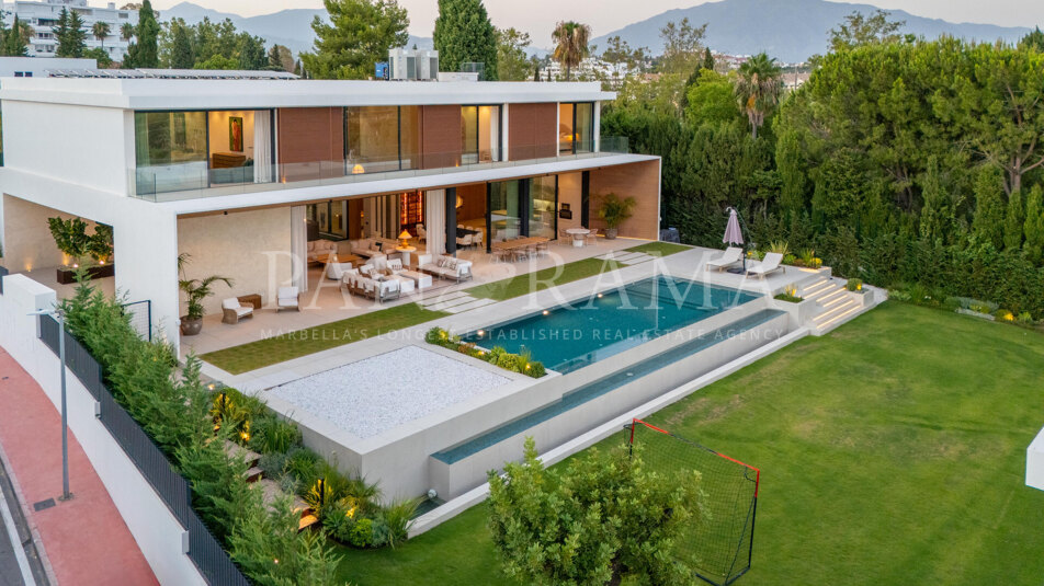 Villa contemporaine dans le quartier prestigieux et calme de Guadalmina Alta