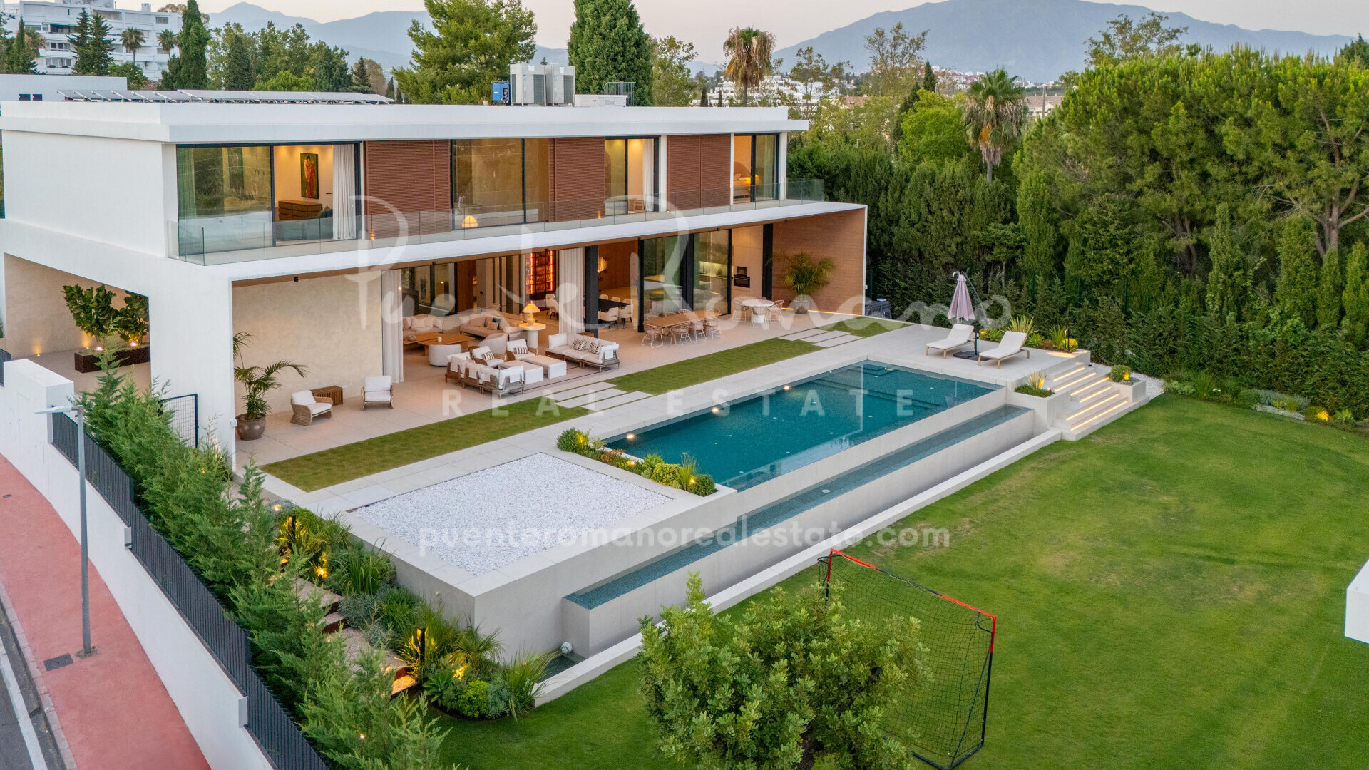 Villa contemporánea en la prestigiosa y tranquila zona de Guadalmina Alta