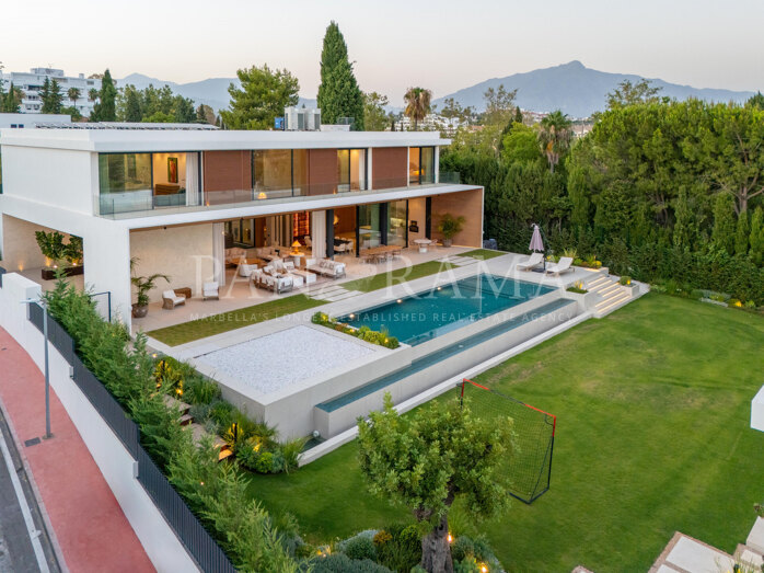 Villa contemporaine dans le quartier prestigieux et calme de Guadalmina Alta