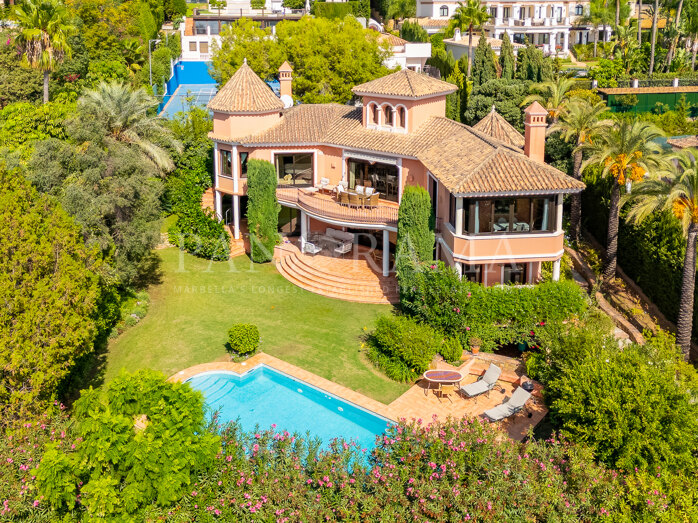 Villa con vistas al mar en la prestigiosa y cotizada comunidad de Sierra Blanca