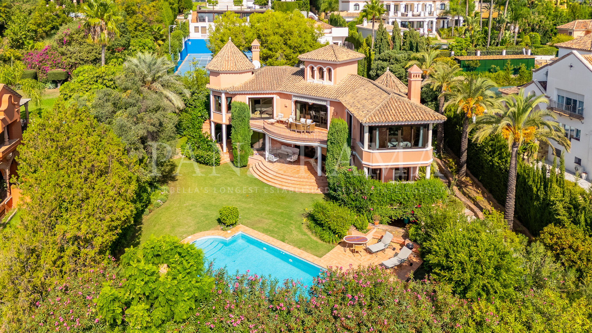 Villa con vistas al mar en la prestigiosa y cotizada comunidad de Sierra Blanca