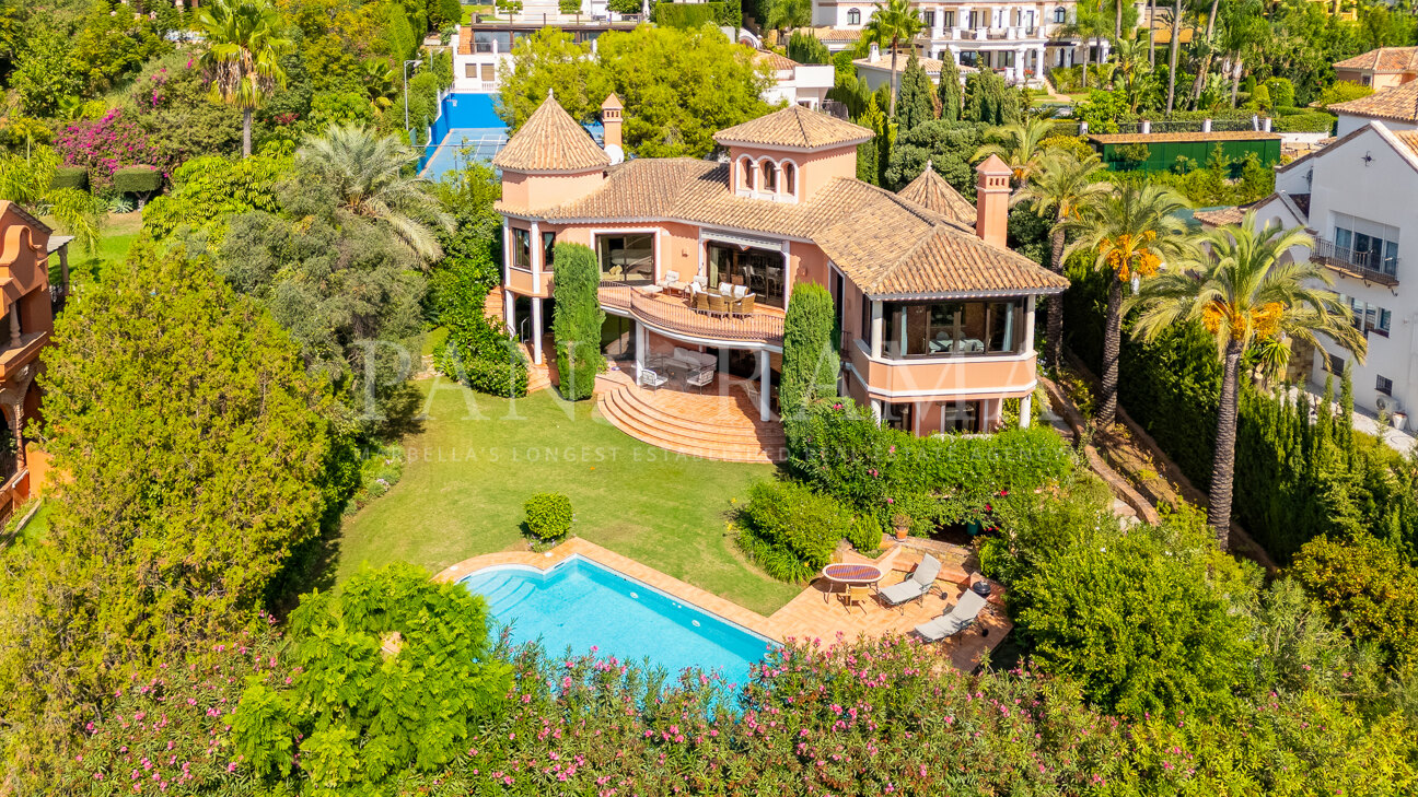 Sea-view villa in the prestigious, highly sought-after community of Sierra Blanca